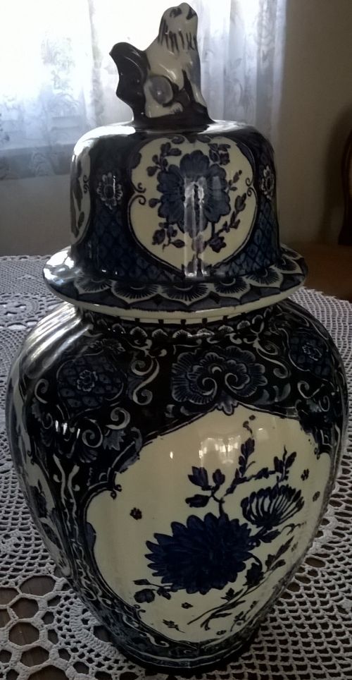 Delfts urn with Foo dog on the lid