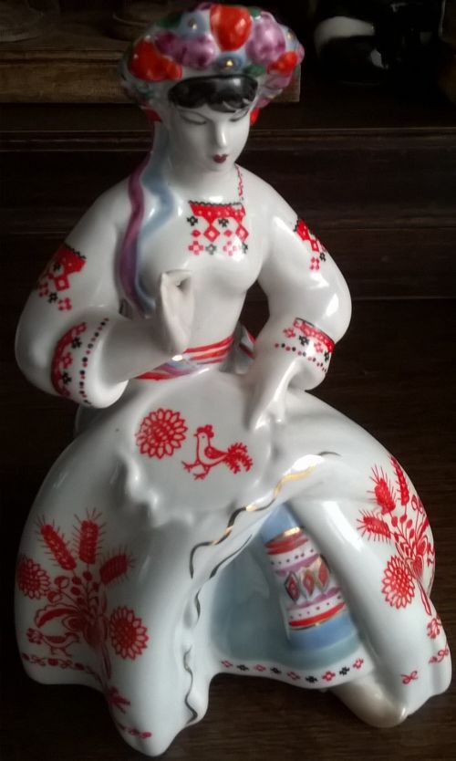 Porcelanowa figurka wyszywającej dziewczyny Połonne