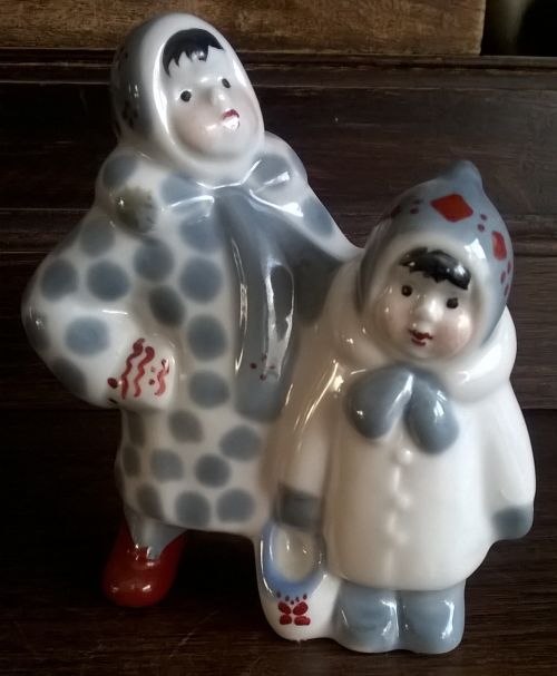 Children in the winter Soviet Polonne figurine