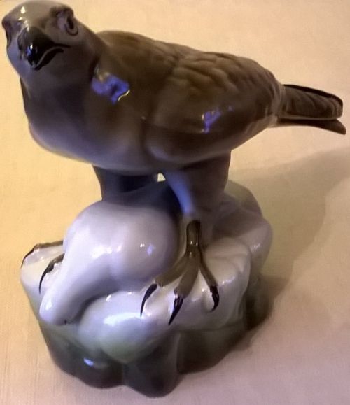 Hawk with a hunted dove Ćmielów figurine