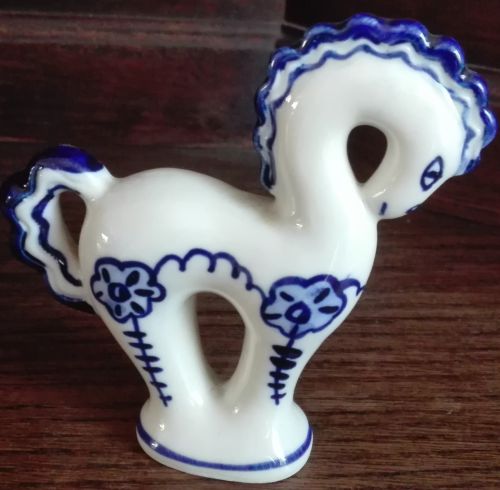 Figurka konia z gżelskiej porcelany