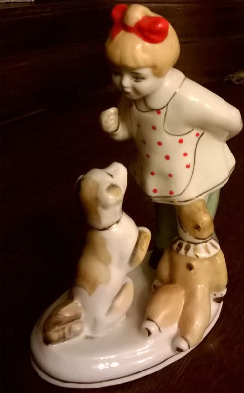 Dziewczynka z lalką karmi psa radziecka figurka porcelanowa
