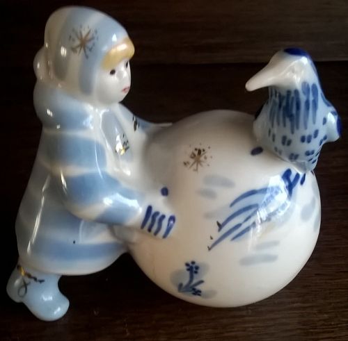 Dziewczynka, kula śniegowa i wrona figurka Połonne